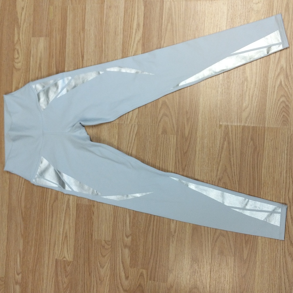 Alo Airbrush Leggings Dove Grey with Silver Facet Size Small - Picture 4 of 13